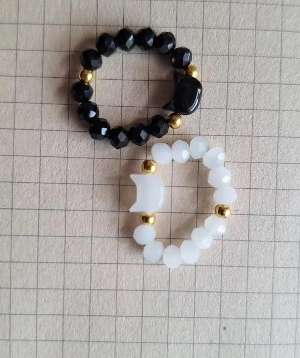 2pcs Minimalist Black & White Cat Ring Set - Glossy Bead Accent, Comfortable Stretch Fit
