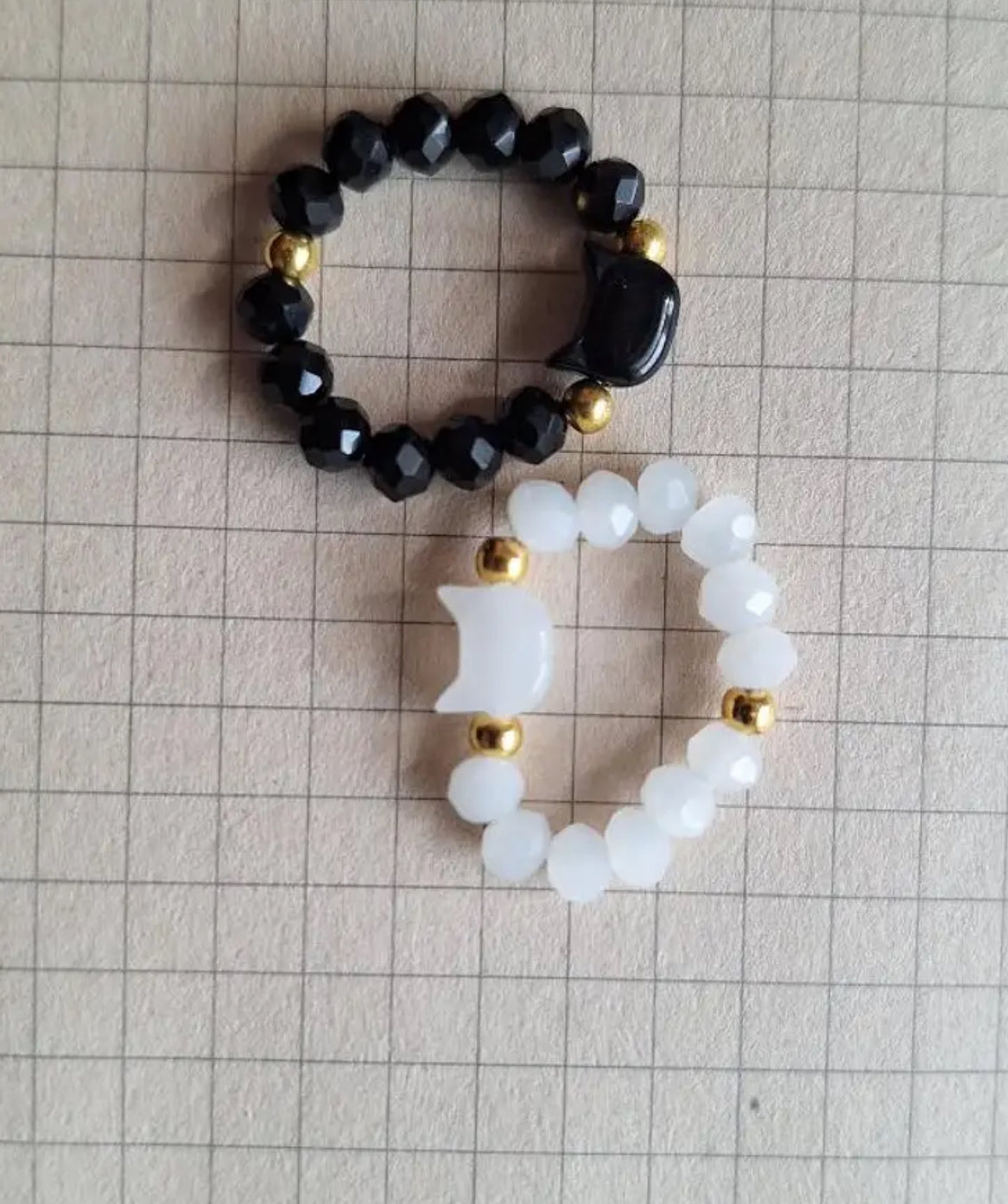 2pcs Minimalist Black & White Cat Ring Set - Glossy Bead Accent, Comfortable Stretch Fit